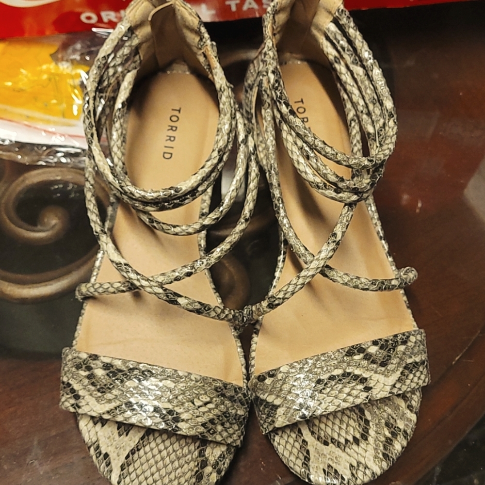 Sz 8 snake print heels